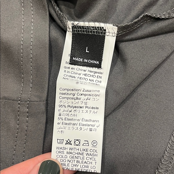 CHRISTIAN Tops 🤍 - Picture 4 of 8